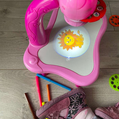 🎨 Masă de Desen cu Proiector pentru Copii™ – Învățare Prin Distracție și Culoare